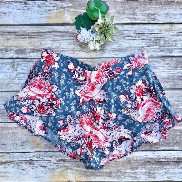 Free People Pants - ⚔️SOLD⚔️ Free people elastic waist ruffle floral shorts M
